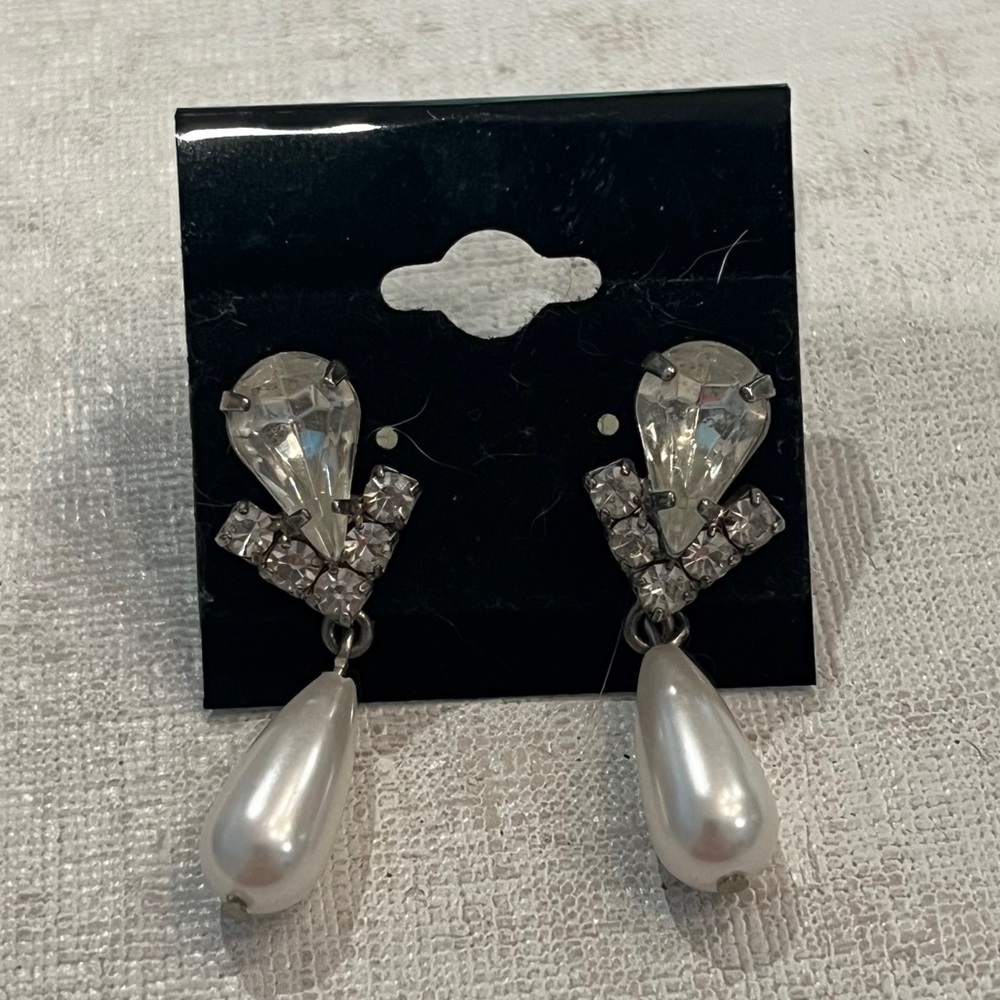 Vintage Elegant Silver rhinestone and Pearl Drop Earrings. So pretty!